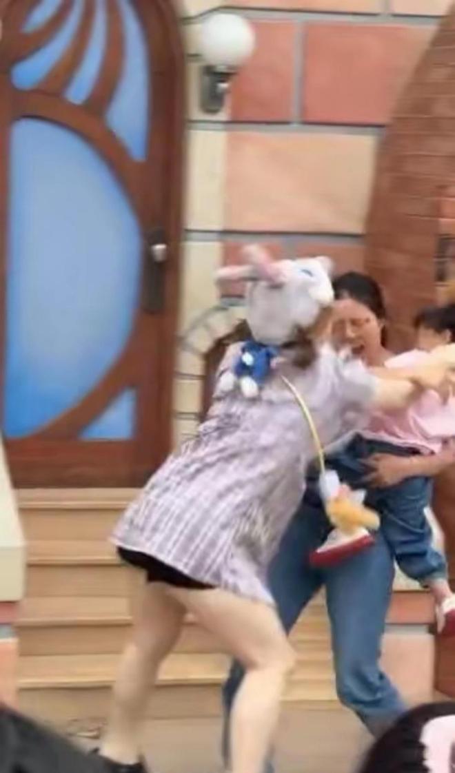 势成疑！兔帽女是否打小孩成最大争议凯发国际平台迪士尼情侣现身医院伤(图7)