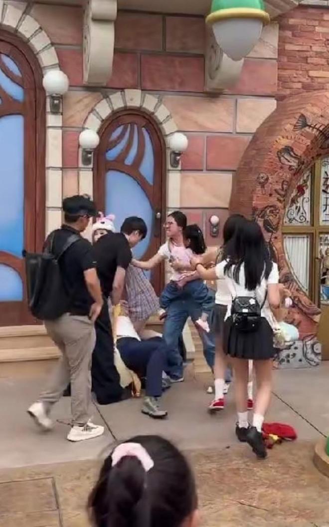 势成疑！兔帽女是否打小孩成最大争议凯发国际平台迪士尼情侣现身医院伤(图8)