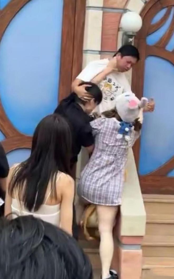 势成疑！兔帽女是否打小孩成最大争议凯发国际平台迪士尼情侣现身医院伤(图1)